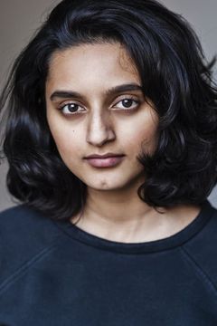 Aasiya Shah interpreta Holly