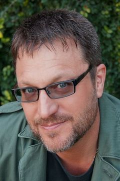 Steve Blum interpreta Additional Voices (voice)