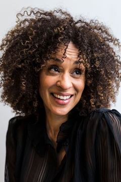 Karyn Parsons interpreta Emily Walburn
