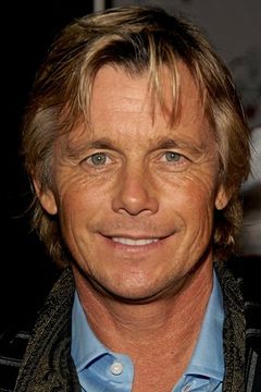 Christopher Atkins interpreta Mr. Christiansen