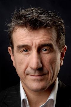 Gabo Correa interpreta Convenience Store Manager