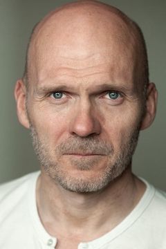 Barry Aird interpreta Sokovian Police Captain