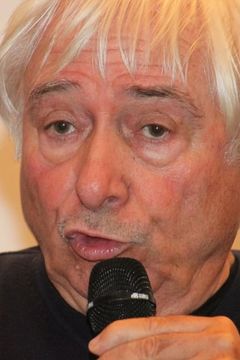 Luciano Tovoli interpreta Tovoli, TV Journalist (uncredited)