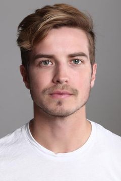 Tom Lambert interpreta Young Mickey