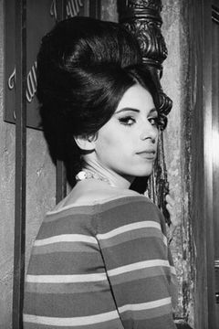 Sheryl Deauville interpreta Dance Hall Girl (uncredited)