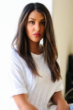 Briana Lee interpreta Echo Backup Singer