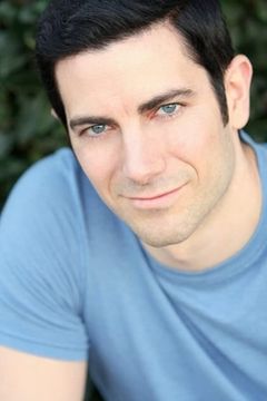 Ryan T. Husk interpreta Enterprise Crew Member (uncredited)