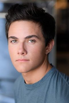 Callan Wilson interpreta Cole (uncredited)