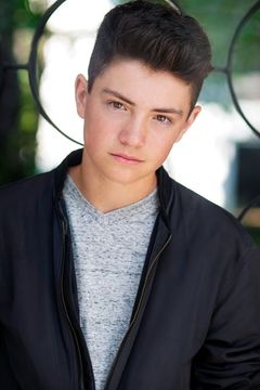 Zane Austin interpreta Marc DeFeo