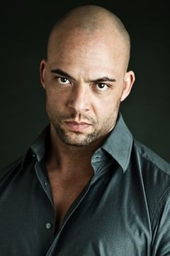 Fraser Aitcheson interpreta Grave Robber (uncredited)