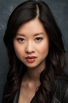 Tiffany Mo interpreta Production Assistant