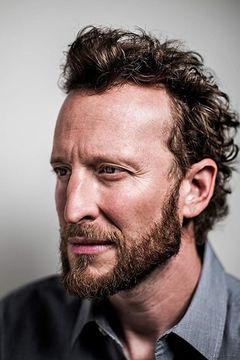 Bodhi Elfman interpreta Fuzzy Frizzel