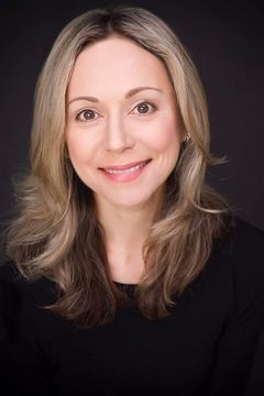 Julia Emelin interpreta Russian Woman