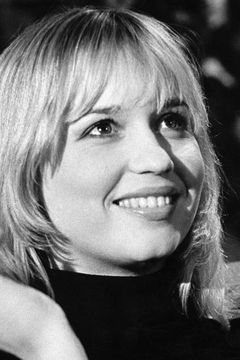 Susan Penhaligon interpreta Lisa Clayton