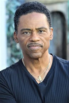 Richard Lawson interpreta Officer Ed Price