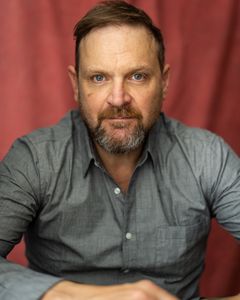 Matthew Flynn interpreta Tony