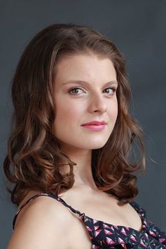 Rebecca Teresia interpreta International Hotel Guest (uncredited)