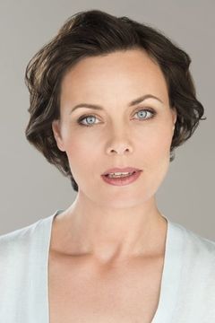 Corina Akeson interpreta Karen