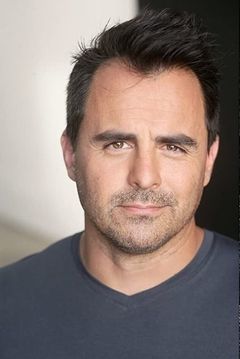 David Michie interpreta Father