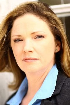 Lara Grice interpreta Mrs. Deason