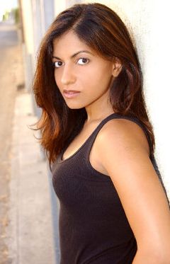 Amita Balla interpreta Young Receptionist
