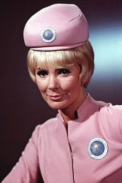 Maggie d'Abo interpreta Stewardess