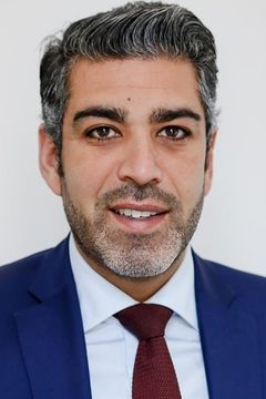 Raouf Bouhlal interpreta Antoine's lawyer