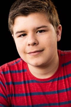 Dylan Turner interpreta Ami de Alex
