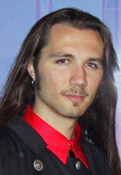 Josh Qualtieri interpreta Additional Voices (voice) (uncredited)