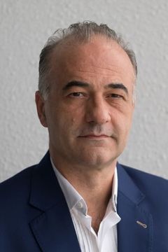 Christophe Guybet interpreta French Businessman