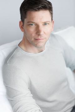 Michael Soltis interpreta White House Checkpoint Agent