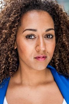 Danielle Brown interpreta Paris Dance Team