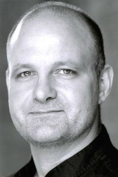 Ewan Bailey interpreta Reinfield / Reverend / Fisherman / Newscaster / Farmer (voice)