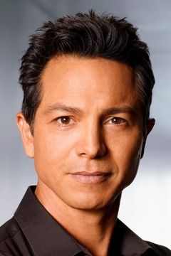 Benjamin Bratt interpreta Det. Rey Curtis / Rey Curtis