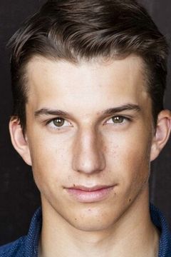 Logan Tomanek interpreta Larry Stooge