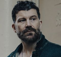 Gabe Fazio interpreta Tommy