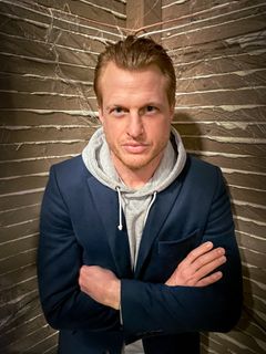 Adam MacDonald interpreta Thierry