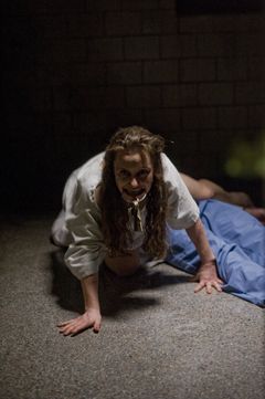 Olivia Horton interpreta Jane Crenna