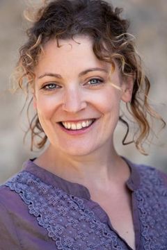 Stacy Hart interpreta Beach Community Member