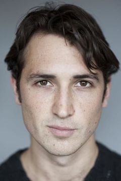 Ben Lloyd-Hughes interpreta Will