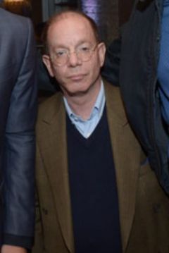 Lawrence Steven Meyers interpreta Dr. Eggs