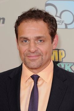 Daniel Kash interpreta Dr. Dreyfuss