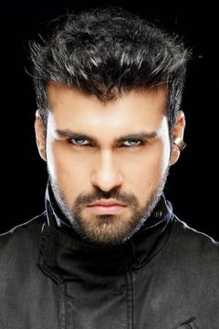Arya Babbar interpreta Akbar Khan