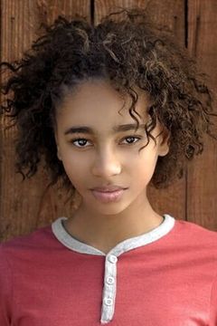 Tayler Buck interpreta Natalie Irons
