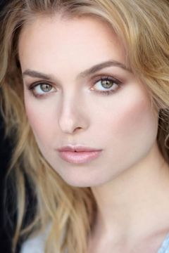 Sophia Johnson interpreta Claire