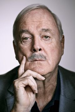 John Cleese interpreta Arthur William Dallas III