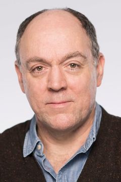 Ian Drysdale interpreta Prison Warden