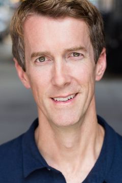 Adam Harrington interpreta Reporter