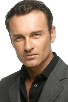 Julian McMahon interpreta Jess LaCroix