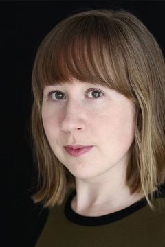 Liz Wallace interpreta Lucy